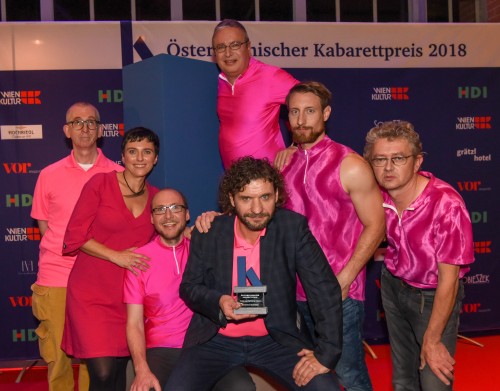 Wir sind frisch gebackene Gewinner des Kabarettpreis 2018 - gibt also keine Ausrede, uns nicht anzuschauen! (Foto: ORF/Hubert Mican)