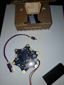 Die Platine kommt schick im Karton, inkl. Batterie-fach und USB Kabelchen.