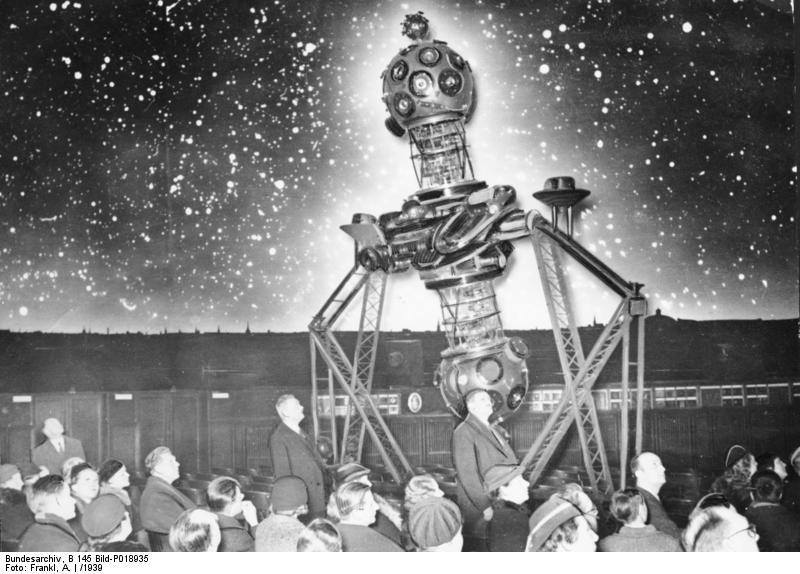 Planetariumsprojektor Modell II (Berlin), Bild: Deutsches Bundesarchiv (German Federal Archive), B 145 Bild-P018935  CC-BY-SA 3.0