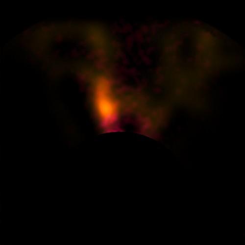 Ausschnitt aus der Scheibe um den Stern. Die Region um den jungen Planeten ist in orange sichtbar. Der schwarze Kreis im Bild ist ein Teil des Teleskops, der das Licht des Sterns abschirmt (Bild:ESO)