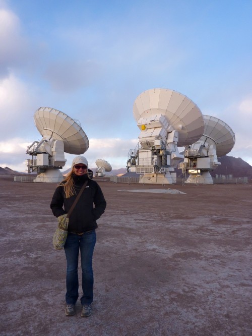 Jacqueline Hodge vom Max-Planck-Institut für Astronomie vor ein paar der ALMA-Antennen (Bild: J. Hodge, MPIA)