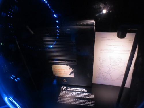 Der erste Webserver steht heute im CERN-Museum (noch mit dem original "bitte nicht abschalten"-Zettel daran)