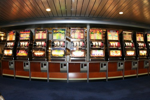 Im Bild zu sehen: Glücksspielautomaten. Im Bild nicht zu sehen: Mathematiker (Bild: Public Domain)