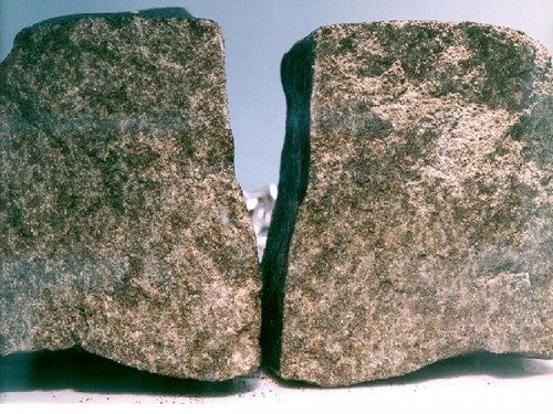 Der 1913 gefundene Nakhla-Meteorit wurde vor knapp 10 Millionen Jahre durch einen Einschlag auf dem Mars ins All geschleudert bevor sie ungefähr vor 10.000 Jahren auf der Erde landeten (Bild: NASA, gemeinfrei)