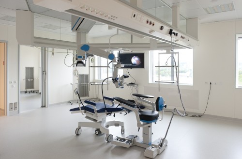 Das Hummingbird-System im Operationssaal der Maastrichter Augenklinik (Bild: Maastricht University Medical Centre)