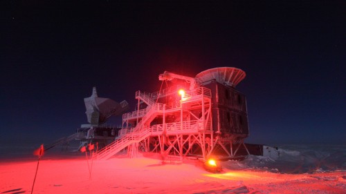Das BICEP2-Teleskop in der Polarnacht (Bild: BICEP)