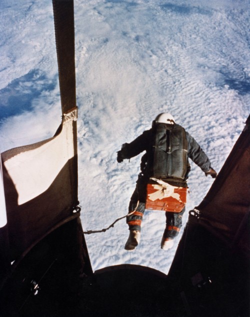 1960: Joseph Kittinger testet den bisher längsten freien Fall aus 30 km Höhe. Einsteins Theorien waren da aber schon längst bestätigt (Bild: Public Domain)