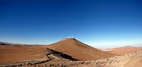 Die ESO-Sternwarte am Cerro Paranal in der chilenischen Wüste. Sieht trocken aus, ist aber nicht trocken genug (Bild: ESO/José Francisco Salgado (josefrancisco.org))