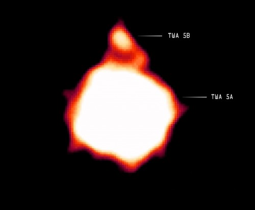 Brauner Zwerg TWA 5B und ein Stern den er umkreist im Röntgenlicht (Bild: NASA/CXC/Chuo U./Y. Tsuboi et al.