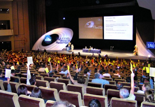 2006: Pluto wird bei der IAU rausgewählt (Bild: Astronomical Institute, Academy of Sciences of the Czech Republic, CC-BY-SA 2.5)