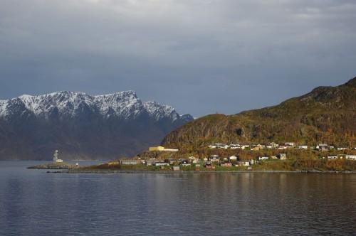 Am ersten Tag war das Wetter eher trübe und herbstlich kühl, in Øksfjord gab es dann den ersten kurzen Sonnenschein.