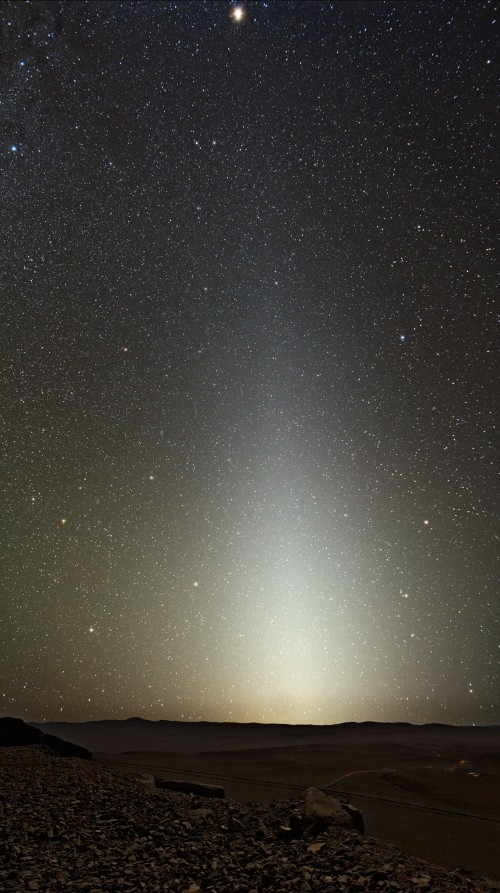 Den Nanostaub kann man nicht sehen. Aber das Zodiakallicht! (Bild: ESO/Y. Beletsky, CC-BY 4.0)