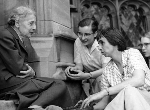 Lise Meitner mit Studentinnen, 1959 (Bild: USNRC, CC-BY 2.0)