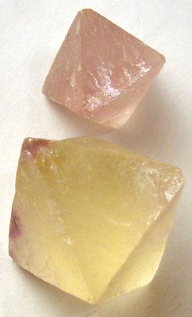 Fluorit-Kristalle (Bild: Ryan Salsbury, CC-BY-SA 3.0)