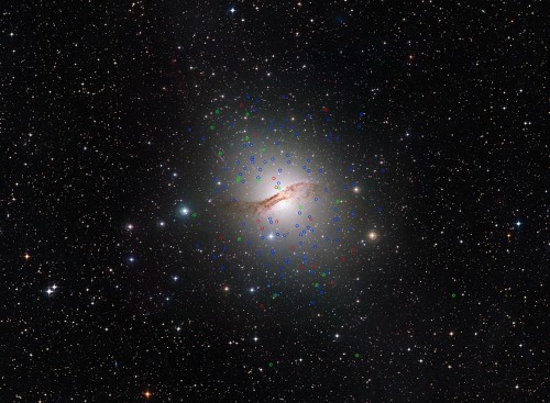 Centaurus A und ihre Kugelsternhaufen. Die "dunklen Kugelsternhaufen" sind im Bild rot markiert (Bild: ESO/Digitized Sky Survey. Acknowledgement: Davide de Martin)