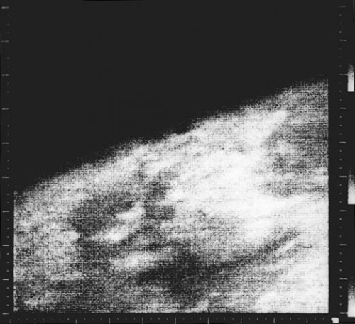 Erste Nahaufnahme des Mars von Mariner 4 (Bild: NASA)