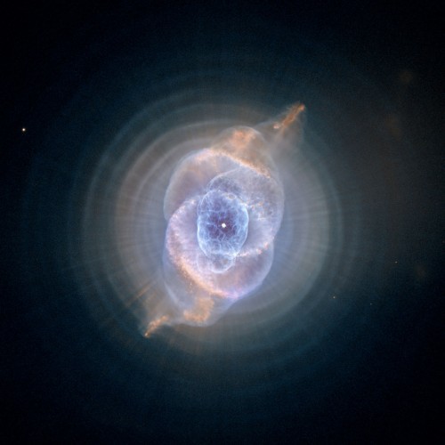Der Katzenaugennebel mit einem AGB-Stern in der Mitte (Bild: NASA, ESA, HEIC, and The Hubble Heritage Team (STScI/AURA))