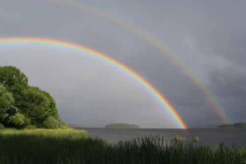 Regenbogen über dem Lipno Stausee (Bild: Alexis Dworsky, CC BY 2.0 DE)     
