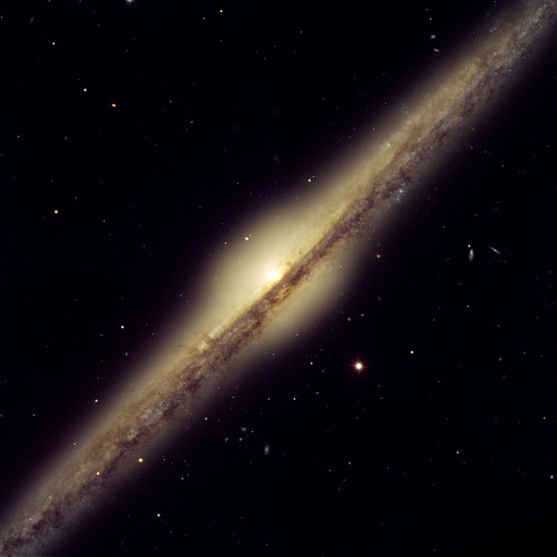 Die Galaxie NGC 4565 in der Seitenansicht - der runde Bulge in der Mitte ist gut zu erkennen  (Bild: ESO)