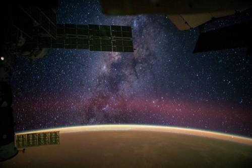 Der Sternenhimmel (hier gesehen von der ISS) ist noch nicht weg! (Bild: NASA/Reid Wiseman)