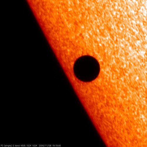 Merkur vor der Sonne im Jahr 2006, beobachtet vom Hinode-Weltraumteleskop (Bild: Hinode JAXA/NASA/PPARC)