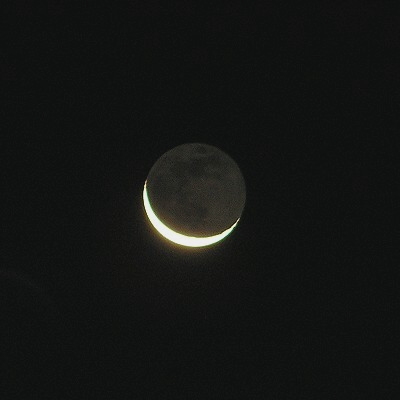 er aschfarbene Mond erhellt durch Erdschein, Quelle: Bild: Sch, CC-BY-SA 3.0