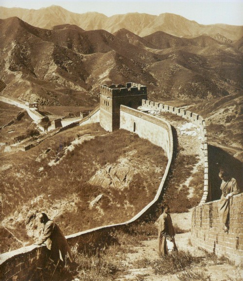 Aus der Nähe sehr gut zu sehen: Die chinesische Mauer (Bild: Herbert Ponting, public domain)