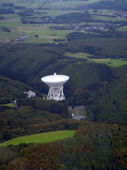 Radioteleskop Effelsberg (Bild: ADwarf, Public Domain)