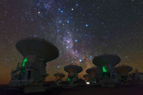 Das Atacama Large Millimeter/submillimeter Array (ALMA); eines der vielen Teleskope die am EHT beteiligt sind (Bild: ESO/B. Tafreshi (twanight.org))