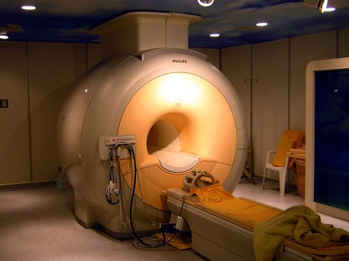  Ein moderner Magnetresonanztomograph (KasugaHuang, Modern 3T MRI, CC BY-SA 3.0)