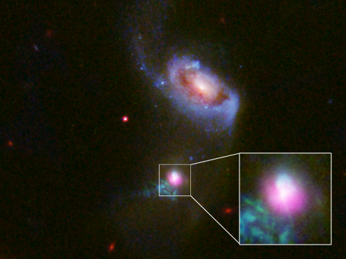 Die Galaxie SDSS J1354+1327  (unten). In violett ist die beobachtete Röntgenstrahlung eingezeichnet. DIe Vergrößerung zeigt die großen Blasen aus ionisierten Gas (Bild: NASA , ESA, and J. Comerford (University of Colorado-Boulder))