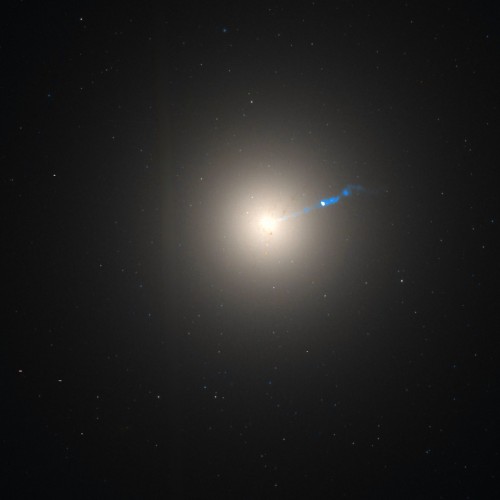 M87, gesehen vom Hubble-Teleskop. Man erkennt Material, das aus dem Zentrum hinaus geschleudert wird (Bild: NASA)