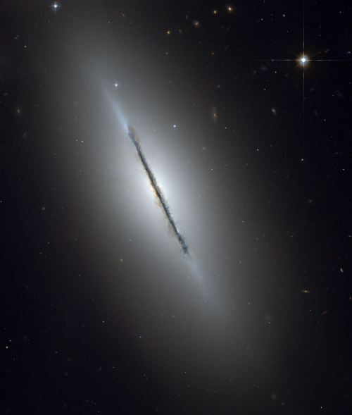 Die Lentikular-Galaxie NGC 5866, 44 Millionen Lichtjahre weit weg (Bild: NASA, ESA, and The Hubble Heritage Team (STScI/AURA); W. Keel (University of Alabama, Tuscaloosa))