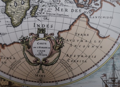 Diese historische Weltkarte hängt (als Druck) in meinem Büro. Als sie Mitte des 17. Jahrhunderts gezeichnet wurde, hatten die Europäer Australien noch nicht entdeckt. Allerdings hatten die Wissenschaftler damals schon Grund zu der Annahme, dass es auf der Südhalbkugel noch einen Kontinent geben müsse (tatsächlich sind es zwei - Australien und Antarctica!). Deshalb gibt es auf dieser Karte einen "weissen Fleck" in Form eines leeren Kontinents. (Quelle: habe ich selbst abfotografiert)