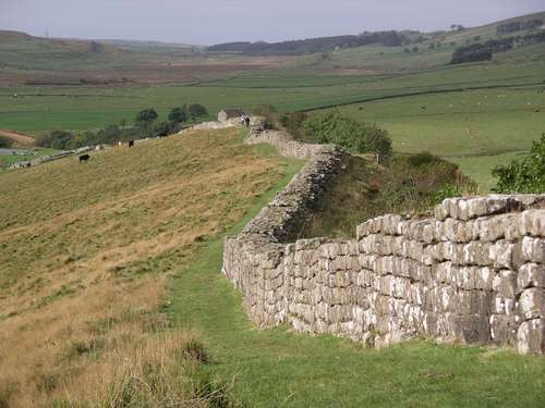 i-3fa87a14f9a8f102498d0431a2091546-Hadrian's_wall_at_Greenhead_Lough-thumb-500x375.jpg