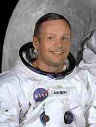 i-5deca32368ce248433eecc87e239830a-455px-Neil_Armstrong_in_suit-thumb-200x263.jpg