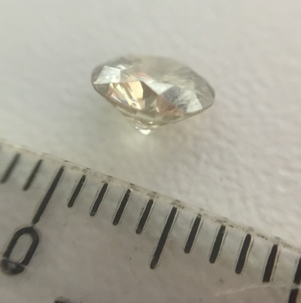 Foto des Diamanten mit Brilliantschliff neben einem Linieal. 