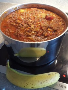 "Wenn ich für Gäste koche, kann ich Mengen immer schwer einschätzen. Ich hoffe, diese Menge Bolognese reicht für eine Lasagne, von der drei Leute satt werden müssen. #bananaforscale" von Mike Beckers (@mimimibe), 12. Mai 2018