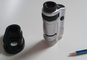 Das Mikroskop mit dem Objekttisch