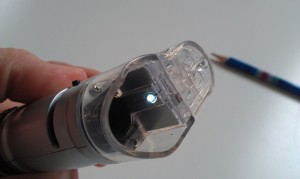 Eine kleine LED beleuchtet auf Knopfdruck das Objekt