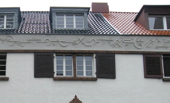 #Eine verschlüsselte (?) Inschrift auf einem Gebäude in Köln – Cipherbrain