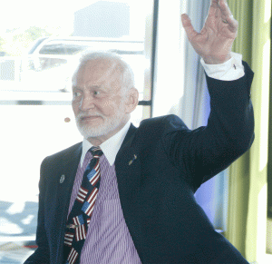 Buzz Aldrin grüßt das Publikum im Technikmuseum Speyer ((C) R. Kresken