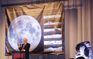 Buzz-Aldrin-spricht-im-Technikmuseum-Speyer-2014-by-R.-Kresken