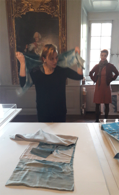 Emmanuelle Rapin drapiert ihre Cyanotypie auf Seide im MUSEUM Jagdschloss Kranichstein